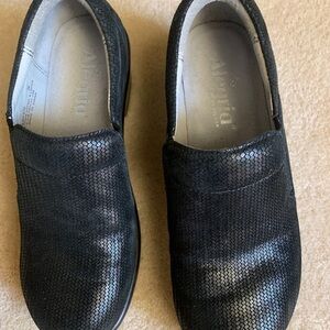 Alegria Women's Black Snake-Pattern Wedges